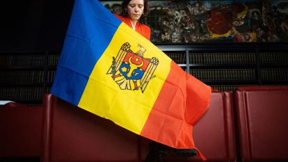 Anikó Merten mit der Flagge Moldaus